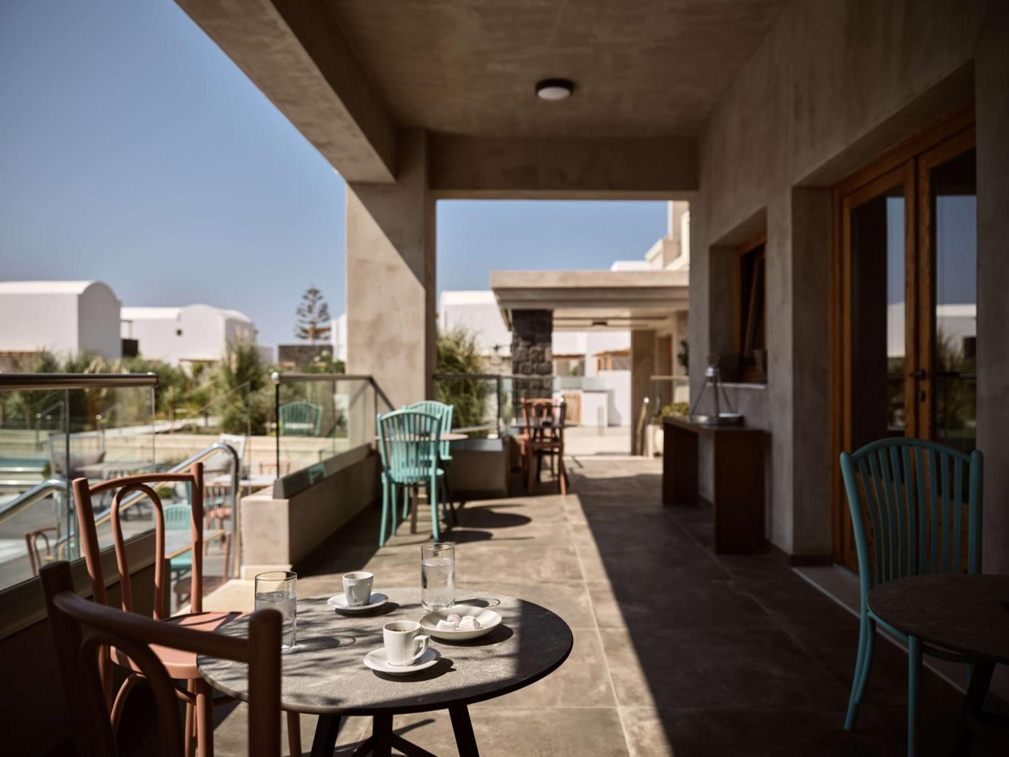 Agios Georgios  Sea Breeze Santorini Beach Resort, Curio By Hilton מראה חיצוני תמונה