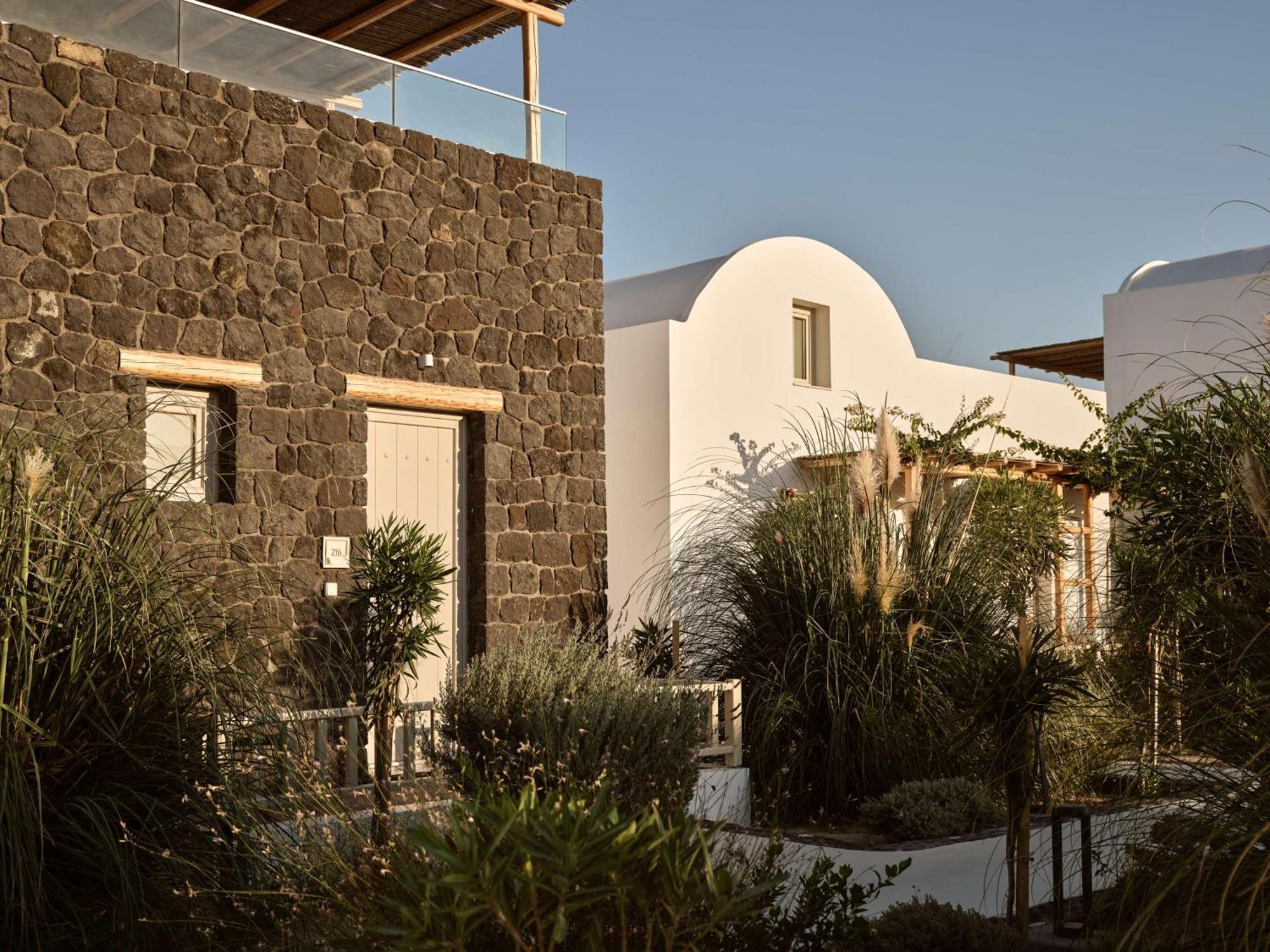 Agios Georgios  Sea Breeze Santorini Beach Resort, Curio By Hilton מראה חיצוני תמונה