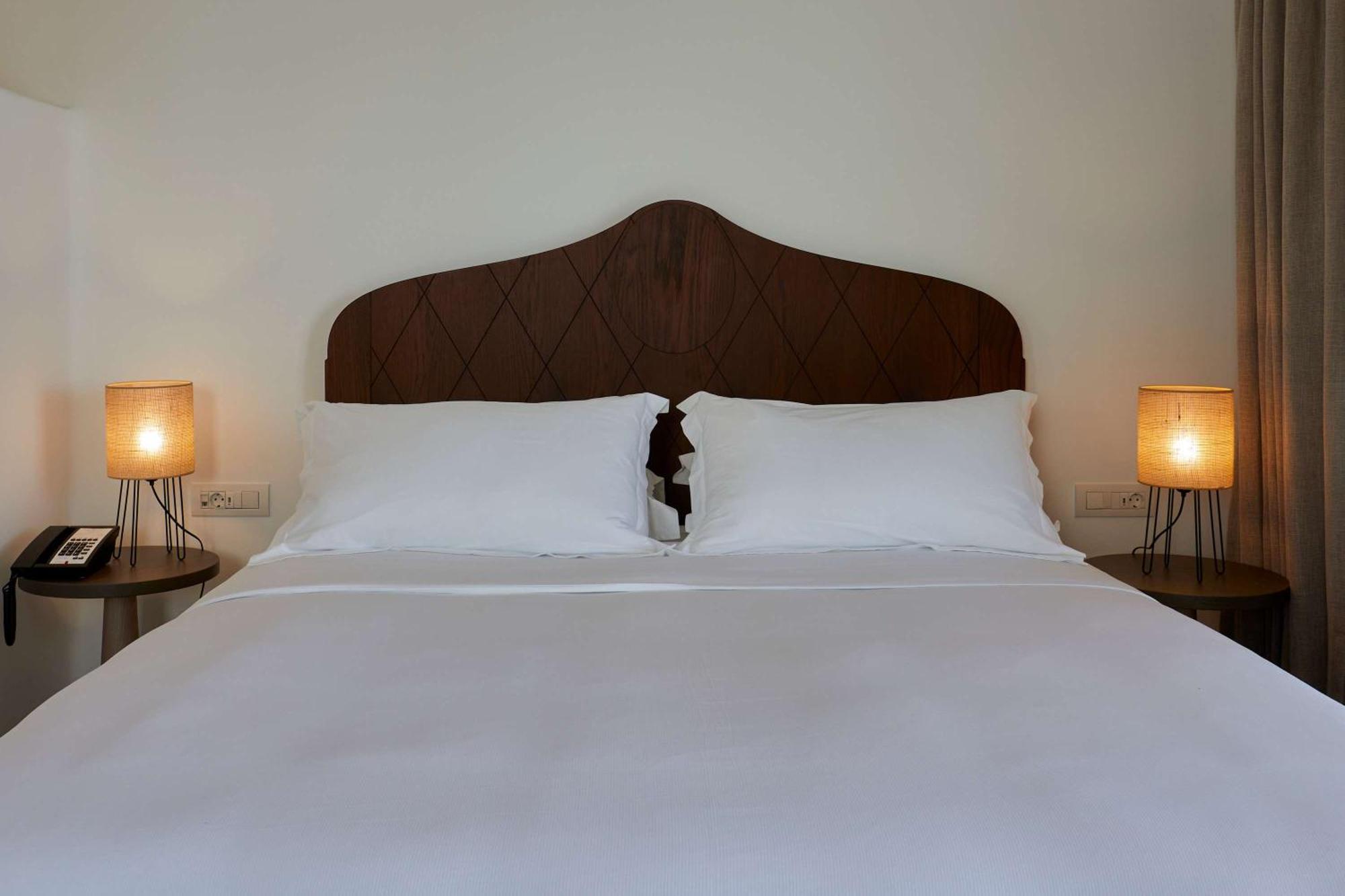 Agios Georgios  Sea Breeze Santorini Beach Resort, Curio By Hilton מראה חיצוני תמונה