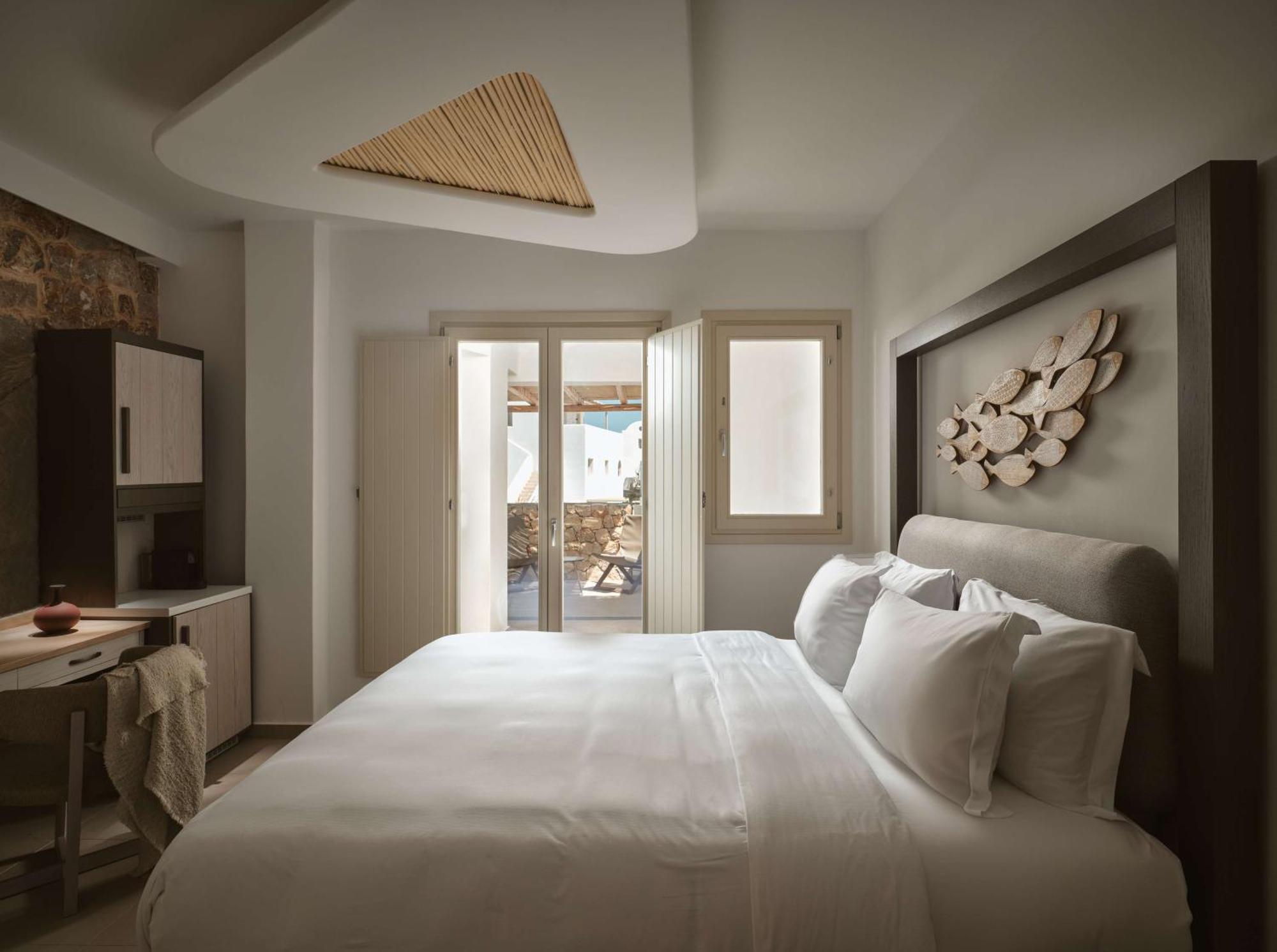 Agios Georgios  Sea Breeze Santorini Beach Resort, Curio By Hilton מראה חיצוני תמונה