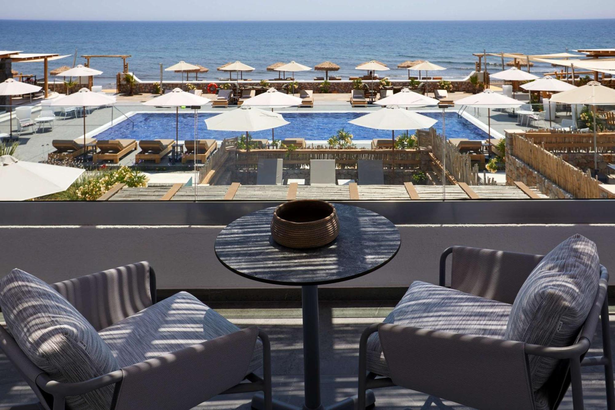 Agios Georgios  Sea Breeze Santorini Beach Resort, Curio By Hilton מראה חיצוני תמונה