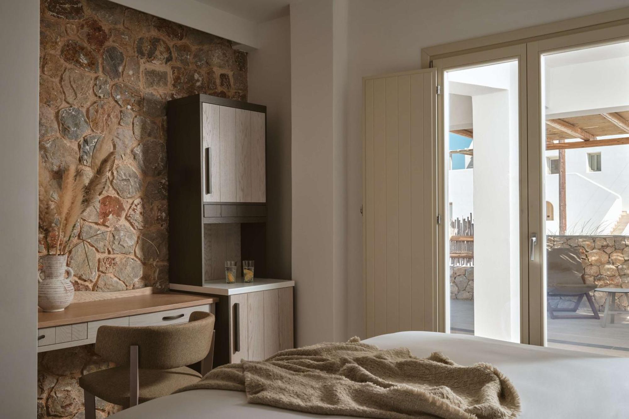 Agios Georgios  Sea Breeze Santorini Beach Resort, Curio By Hilton מראה חיצוני תמונה