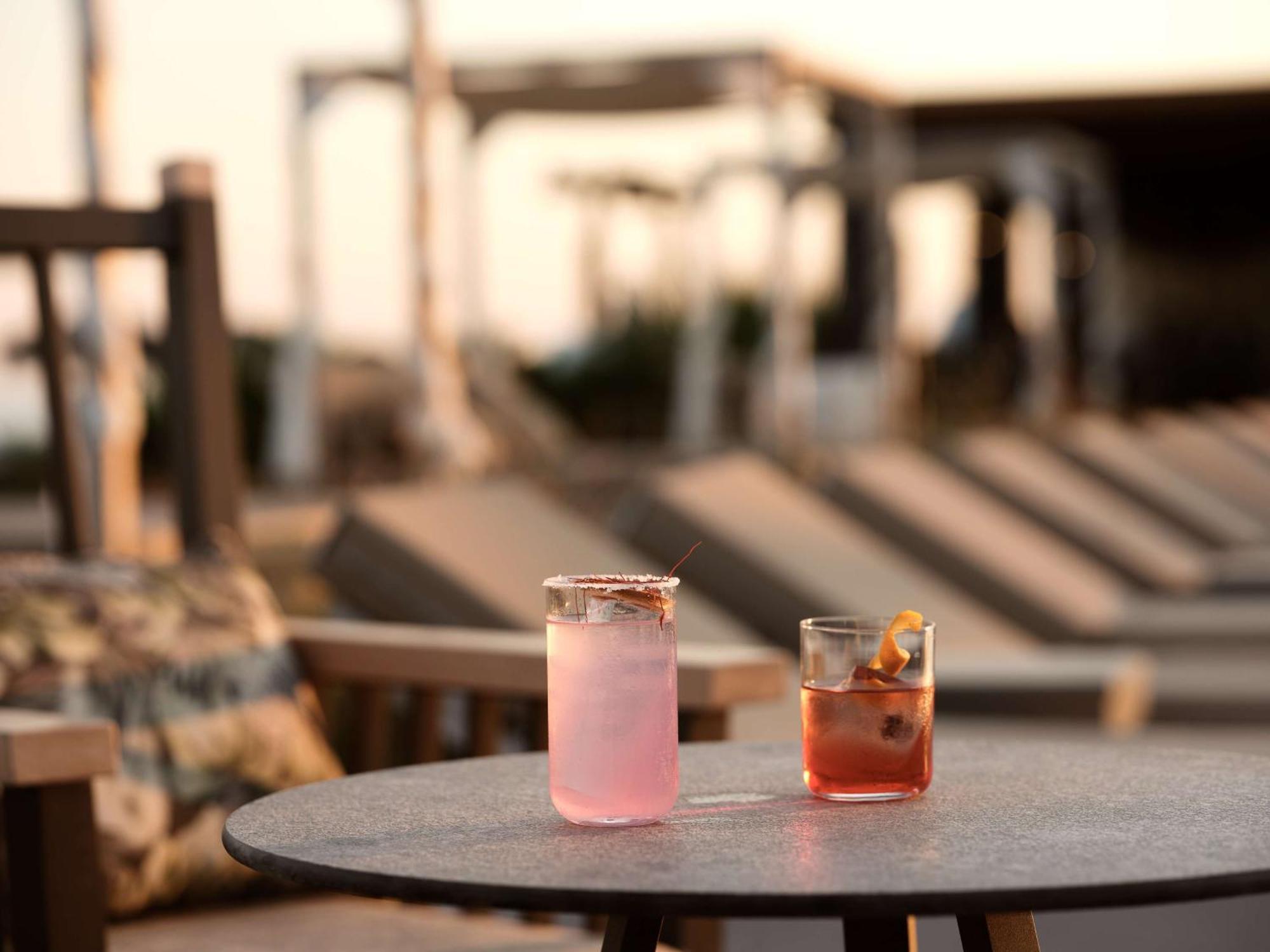 Agios Georgios  Sea Breeze Santorini Beach Resort, Curio By Hilton מראה חיצוני תמונה