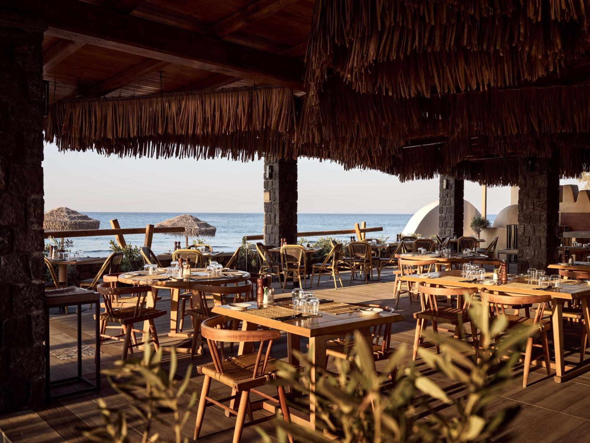 Agios Georgios  Sea Breeze Santorini Beach Resort, Curio By Hilton מראה חיצוני תמונה