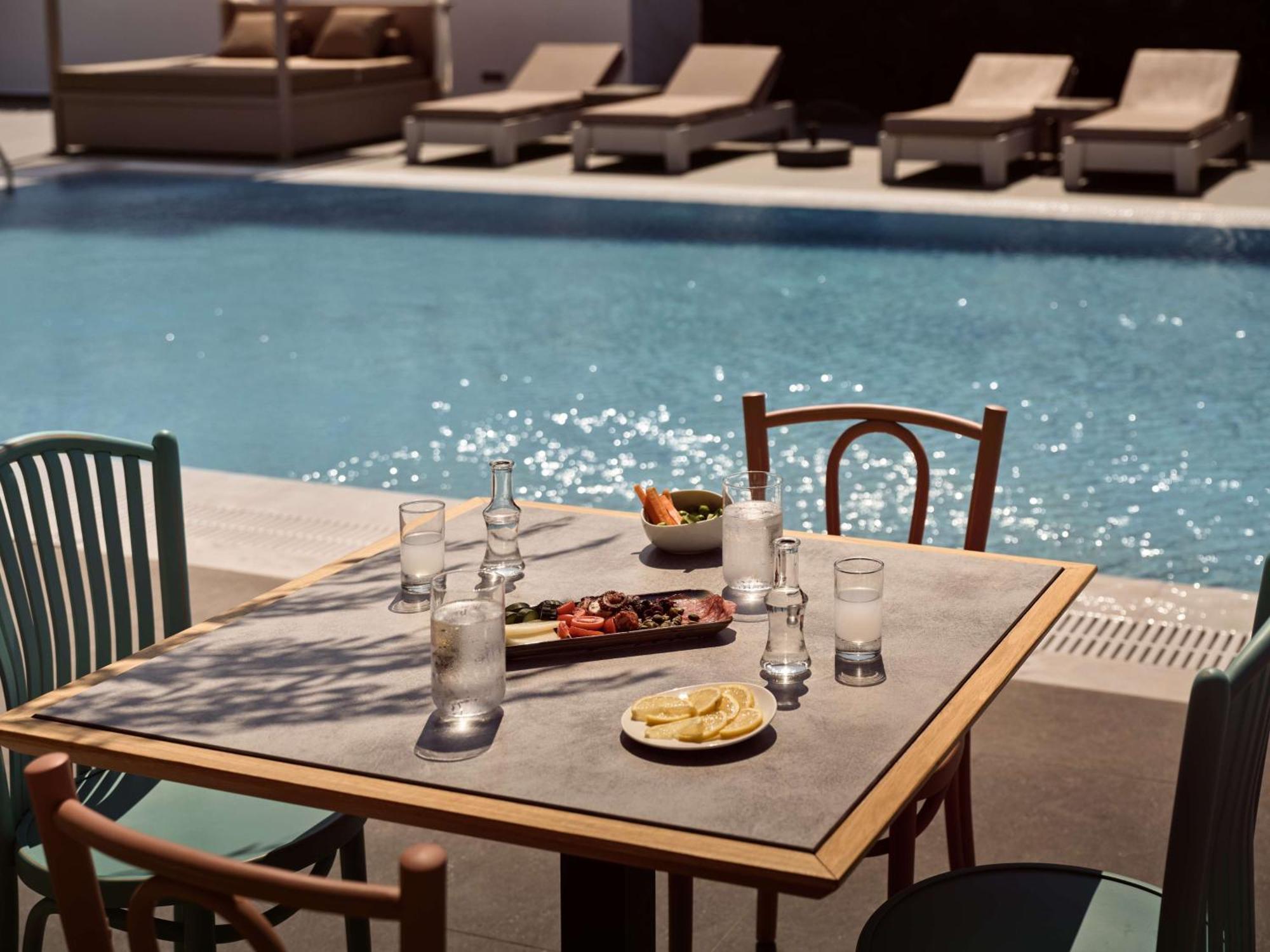 Agios Georgios  Sea Breeze Santorini Beach Resort, Curio By Hilton מראה חיצוני תמונה