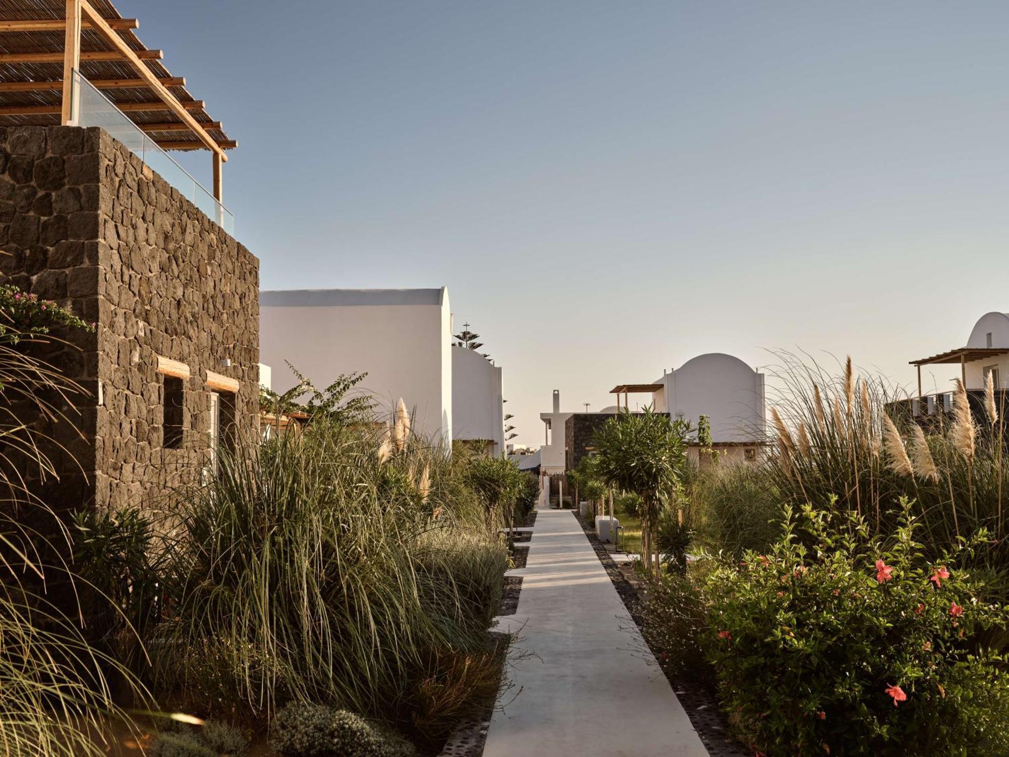 Agios Georgios  Sea Breeze Santorini Beach Resort, Curio By Hilton מראה חיצוני תמונה