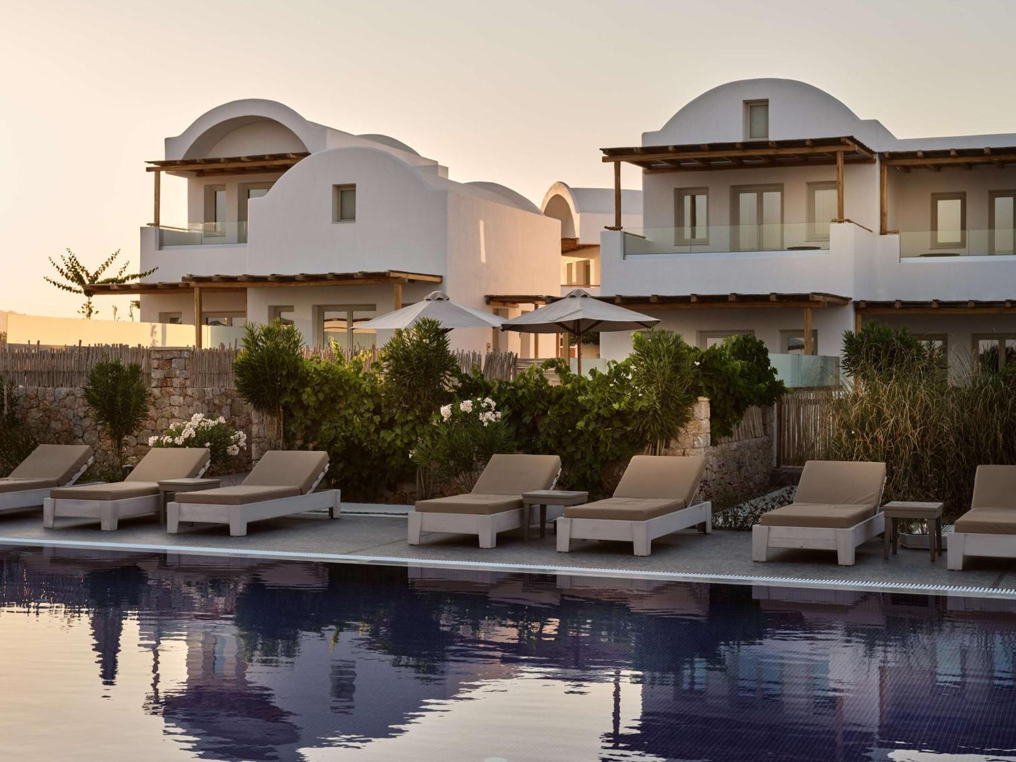 Agios Georgios  Sea Breeze Santorini Beach Resort, Curio By Hilton מראה חיצוני תמונה