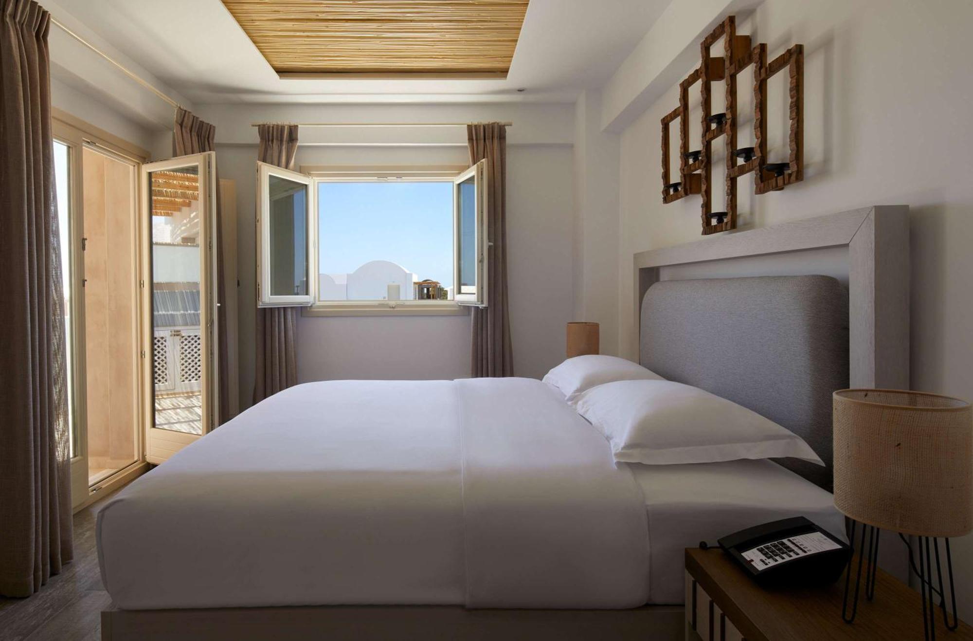 Agios Georgios  Sea Breeze Santorini Beach Resort, Curio By Hilton מראה חיצוני תמונה